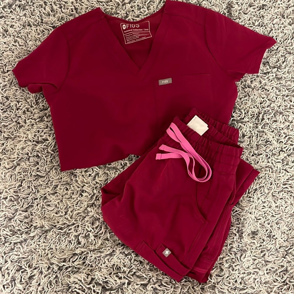 FIGS Magenta/Purple Scrub Set
